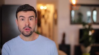 Soru işareti gösteren adam, kapat.