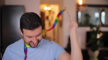 Genç adam evdeki oturma odasında dans ediyor.