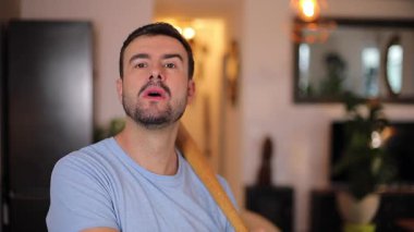 Yakışıklı adam beyzbol sopasıyla oynuyor.