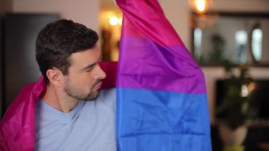 Elinde lgbt bayrağı olan yakışıklı gay adamın portresi.