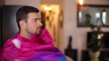 Elinde lgbt bayrağı olan yakışıklı gay adamın portresi.