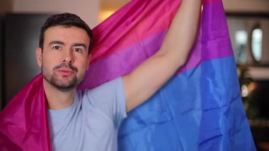 Elinde lgbt bayrağı olan yakışıklı gay adamın portresi.