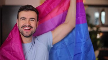 Elinde lgbt bayrağı olan yakışıklı gay adamın portresi.