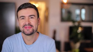 Evdeki oturma odasında bir adamın portresi.