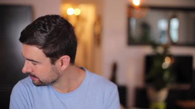 Evdeki oturma odasında genç bir adamın portresi.