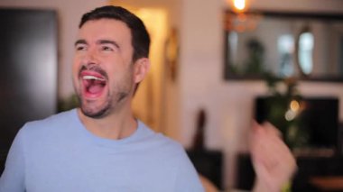 Gülen ve el kol hareketi yapan genç bir adamın portresi