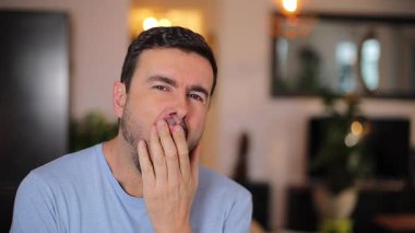 Evdeki oturma odasında sakallı bir adamın portresi.