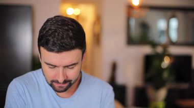 Kanepede kötü haberler alan genç bir adam.