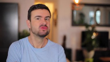 Şaşırmış yüzlü, şok olmuş genç bir adamın portresi.