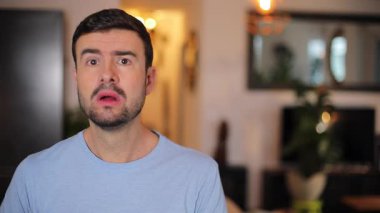 Evdeki oturma odasında sürpriz bir adam var.