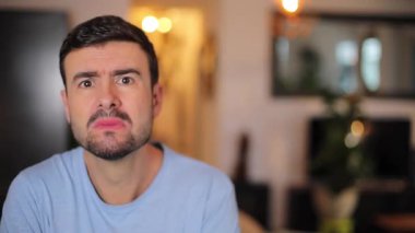 Yüzünde şok ifadesi olan yakışıklı bir adamın portresi.