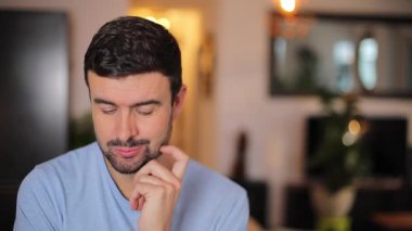 Genç adam yüzünde sürpriz bir jest yapıyor.