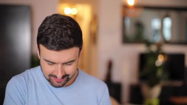 Evde şokta olan genç bir adamın portresi.