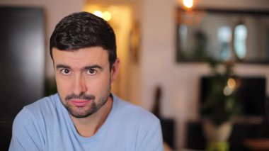 Yakışıklı bir gencin portresi.