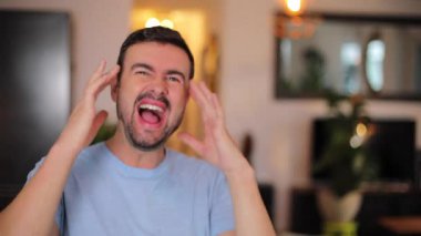 Evdeki kameraya bağıran ve çığlık atan adam..