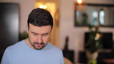 Yakışıklı bir adamın portresi güzel bir jest gösteriyor.