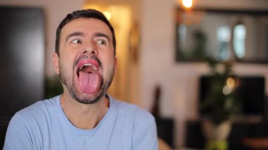 Genç adam dilinden dışarı fırlıyor.