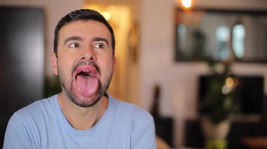 Şok olmuş suratlı yakışıklı sakallı adamın portresi.