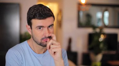 Oturma odasında elini gösteren bir adamın portresi.