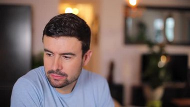 Odada sakallı yakışıklı bir adam var.