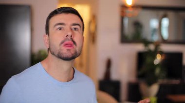 yakışıklı adam başparmak gösterilen