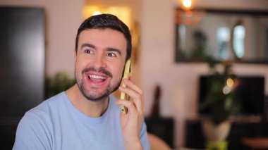 Yakışıklı adam evden bir telefon görüşmesi yapıyor.