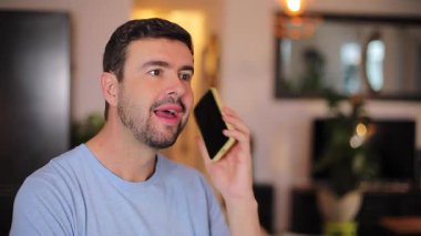 Yakışıklı adam evden bir telefon görüşmesi yapıyor.