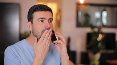 Yakışıklı adam evden bir telefon görüşmesi yapıyor.