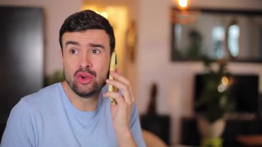 Yakışıklı adam evden bir telefon görüşmesi yapıyor.
