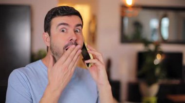 Yakışıklı adam evden bir telefon görüşmesi yapıyor.