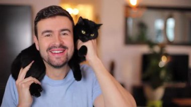 Adam duygusal destek hayvanını tutuyor. 