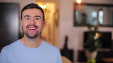 Sakallı ve gülümseyen yakışıklı bir adamın portresi.