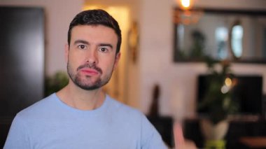 Odada sakallı yakışıklı bir adam var.