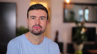 Sakallı adam baş parmağını kaldırıyor.