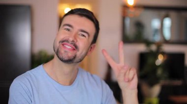 Genç adamın portresi Tamam işareti gösteriyor