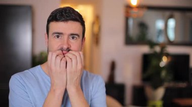 Odada sakallı yakışıklı bir adam var.