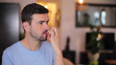 Odada sakallı yakışıklı bir adam var.