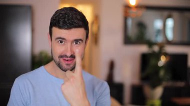 Odada sakallı yakışıklı bir adam var.