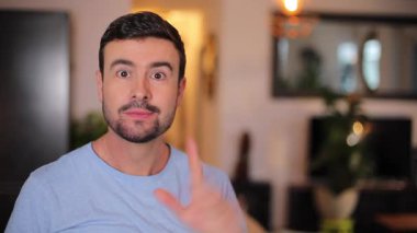 Odada sakallı yakışıklı bir adam var.