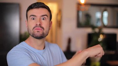 Odada sakallı yakışıklı bir adam var.