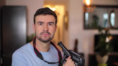  Retro kamera kullanan yakışıklı bir adam..