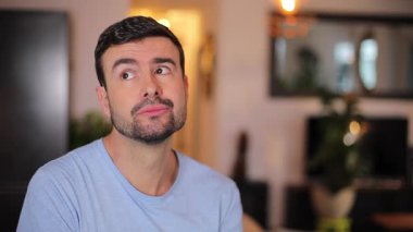 Odada sakallı yakışıklı bir adam var.