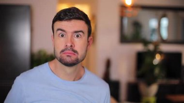 Odada sakallı yakışıklı bir adam var.