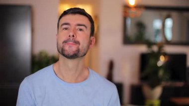 Odada sakallı yakışıklı bir adam var.