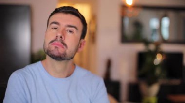 Odada sakallı yakışıklı bir adam var.