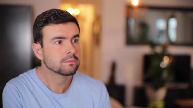 Odada sakallı yakışıklı bir adam var.