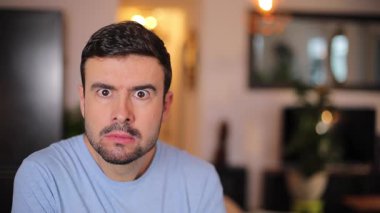 Odada sakallı yakışıklı bir adam var.