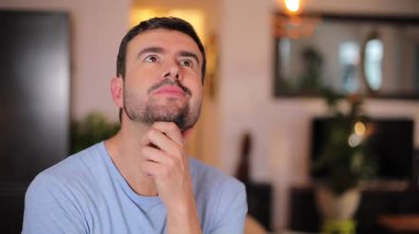 Odada sakallı yakışıklı bir adam var.