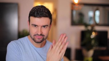 Yakışıklı adam şeytani bir intikam planlıyor. 