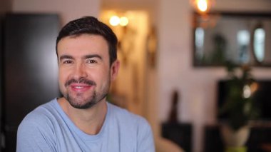 Karnaval maskesi tutan yakışıklı adam.